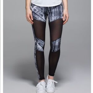 Lululemon Hot To Street Pant in Heat Wave White Black / Black size 4